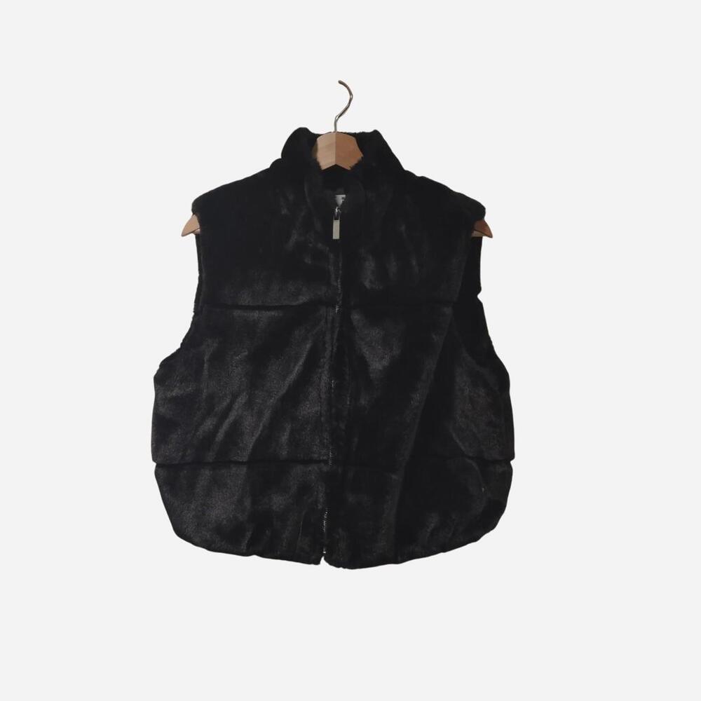 Black faux fur vest #fauxfur #winteraccessories